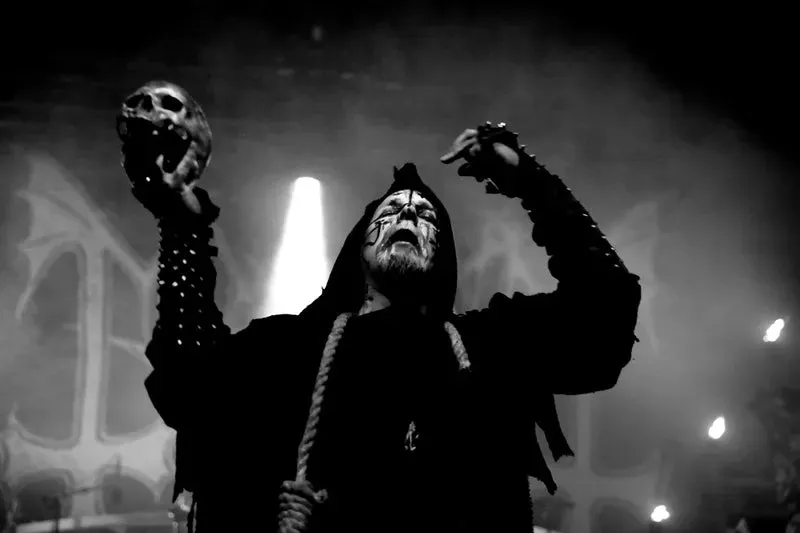 666 Shades of Black bok innbundet engelsk